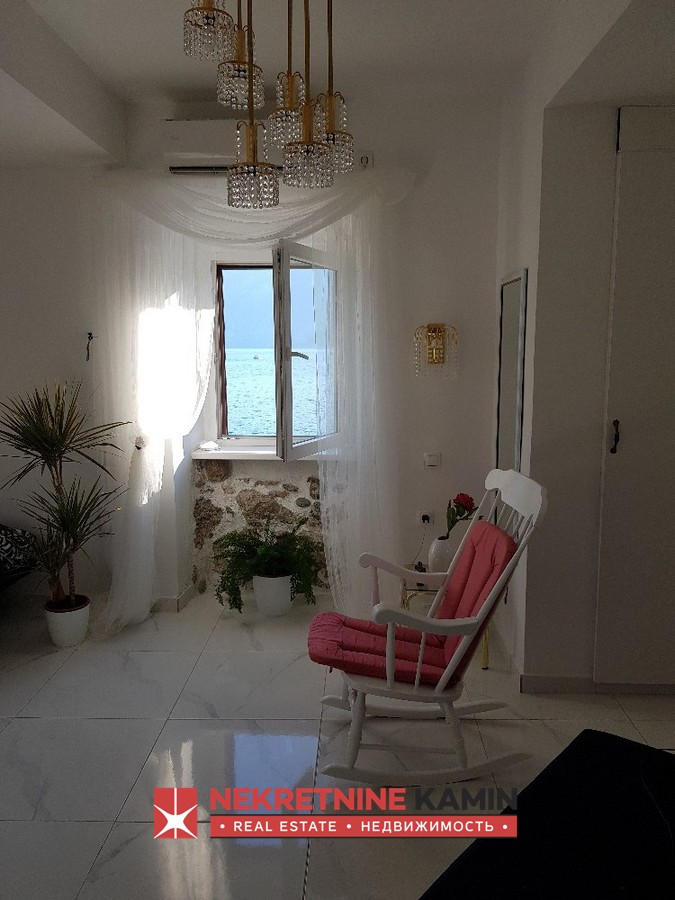 Studio apartman u kamenoj zgradi par koraka od mora, Kotor, Stoliv